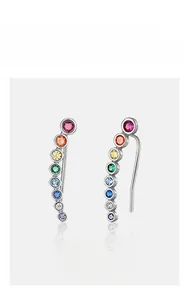 Détail macro de pierres zircons arc-en-ciel sur boucles d'oreilles grimpeuses en argent