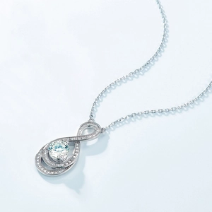 Collana infinito in argento S925 con brillante pietra moissanite in vista ravvicinata