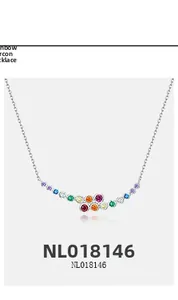 Détail du collier en argent S925 avec zircons arc-en-ciel sur une chaîne fine