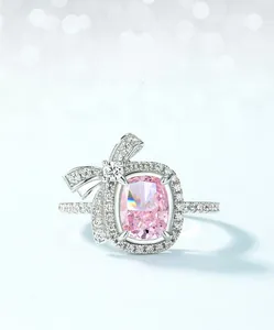 Macro di anello in argento S925 con diamante rosa taglio cushion e dettaglio fiocco