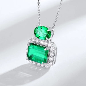 Collier en argent S925 avec pierre précieuse émeraude rectangulaire et halo de diamants