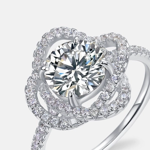 Anello di fidanzamento a fiore in moissanite e argento S925 con splendido alone di diamanti