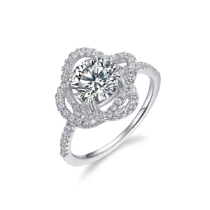 Anello in argento S925 con moissanite a forma di fiore e diamanti vista a 45 gradi