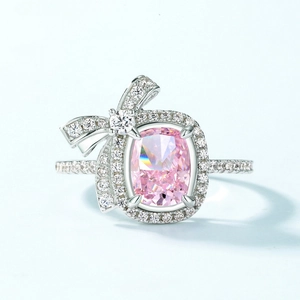 Elegante anello in argento S925 con gemma rosa rettangolare e dettaglio fiocco pavé