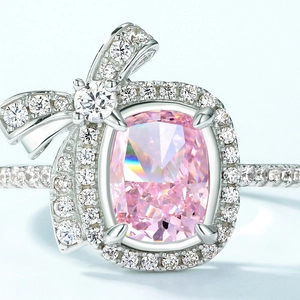 Anello a fiocco in argento S925 con gemma rosa taglio cushion e pavé di zirconi