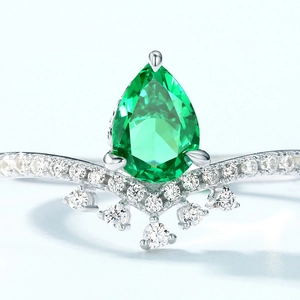 Luxurious S925 silver V-shaped crown ring with a pear-cut emerald green gemstone
