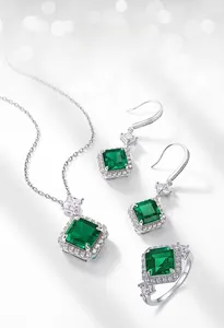 Détail de l'ensemble de bijoux émeraude carrée avec collier boucles et bague argent