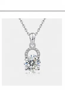 Makroaufnahme von Moissanit-Diamantanhänger mit Vier-Krallen-Fassung und Pavé-Hufeisen-Öse