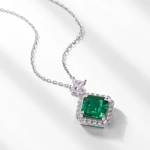 Élégant pendentif émeraude en argent S925 avec halo de diamants sur collier luxueux
