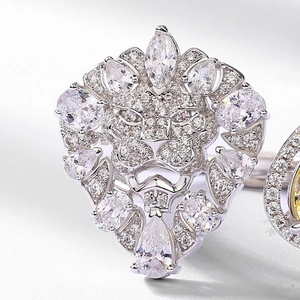 Luxury lion head ring in S925 silver with sparkling yellow carbon diamonds and micro-pave