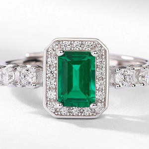 Smaragd-Ring im Treppenschliff aus S925 Silber mit funkelndem Diamant-Pavé-Besatz