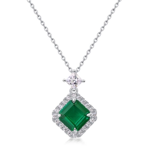 Pendentif émeraude carrée de synthèse avec halo de diamants sur chaîne argentée