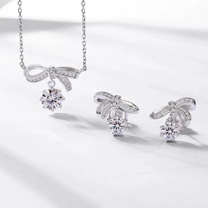 S925 Silber Schleifen-Schmuckset mit funkelnder Moissanit-Halskette und Ohrsteckern