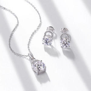 Macro-opname van S925 sterling zilveren sieradenset met moissanite hanger en oorbellen