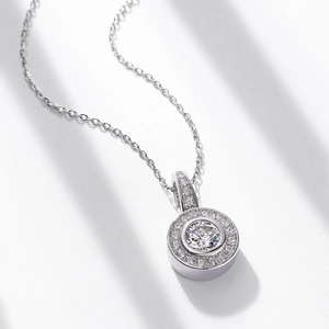 Sparkling Moissanite necklace in S925 silver with a round halo pendant and classic link chain