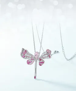 Vue détaillée du pendentif libellule en argent S925 serti de diamants roses et blancs
