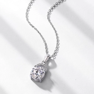 Elegante S925 sterling zilveren moissanite hanger met vier-klauwzetting aan een fijne ketting