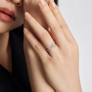 Anello doppio in argento S925 a forma di U con pietre Moissanite e pavé di diamanti brillanti