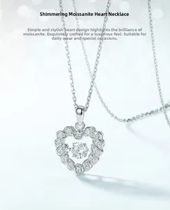 Detail van hartvormige moissanite hanger met dansende steenzetting in S925 zilveren rand