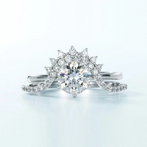 Set di anelli in argento S925 con moissanite rotonda e fascia a forma di corona