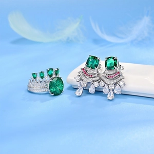 Elegantes S925 Silberschmuck-Set mit grünen Steinen und Ring im Kronen-Design