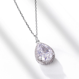 Birnenschliff Anhänger aus S925 Silber mit funkelndem High-Carbon-Diamant-Halo