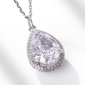 Tropfenschliff-Diamantanhänger mit S925-Silber Halo-Fassung auf grauem Hintergrund
