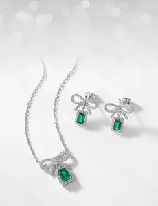 Vue macro d'un ensemble collier et boucles d'oreilles nœud avec émeraudes