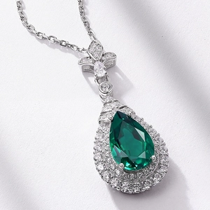 Pendente con smeraldo a goccia in argento S925 con un alone di zirconi scintillanti
