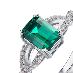 S925 sterling silver twist ring featuring a large emerald cut green gemstone center