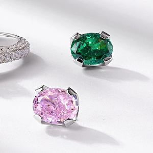 Sparkling S925 silver rings with emerald and pink carbon diamond center stones