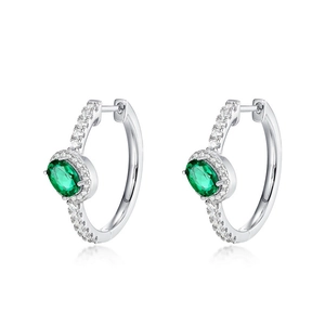 Silberne S925-Ohrringe mit ovalen Smaragden und Halo-Diamanten auf weißem Hintergrund