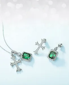 Macro di orecchini in argento S925 con pietra verde taglio smeraldo e croce
