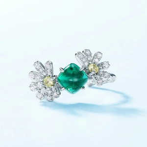 Bague rétro en argent avec émeraude verte carrée et pétales de fleurs sertis de diamants