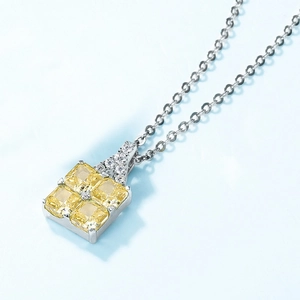 Élégant collier en argent S925 avec quatre pierres jaunes carrées serties avec éclat