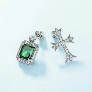 Orecchini asimmetrici in argento S925 con pietra verde smeraldo e design a croce