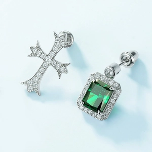 Orecchini a perno a croce e smeraldo in argento S925 con diamanti micro-pavé