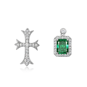 Set orecchini a croce in argento S925 con pietra verde smeraldo e piccoli diamanti