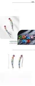 Détail de boucles d'oreilles grimpantes en argent S925 avec zircons arc-en-ciel