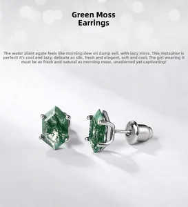 Makro-Detail von sechseckigen Moosachat-Ohrsteckern mit S925 Silber-Basis für Damen