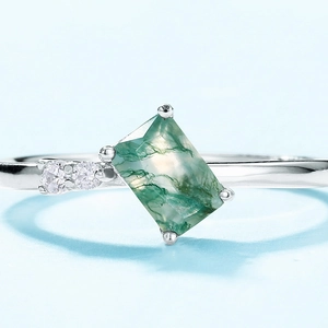 Anillo abierto de plata S925 con ágata musgosa verde rectangular y pequeños circones