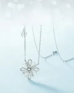 Détail du collier pendentif flocon de neige en argent S925 serti de zircons blancs brillants