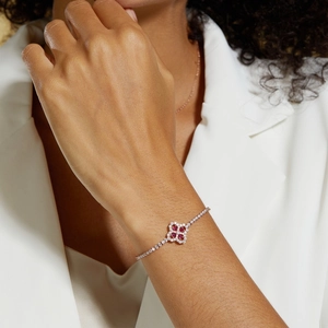 Elegante bracciale a quadrifoglio in argento S925 con rubini rossi su modella