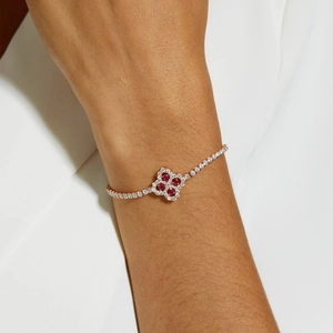 Dettaglio del bracciale a quadrifoglio in argento S925 con rubini sintetici e zirconi