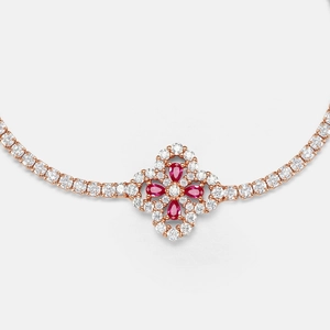 Bracciale a quadrifoglio in oro rosa con rubini a pera e pavé di diamanti su catena
