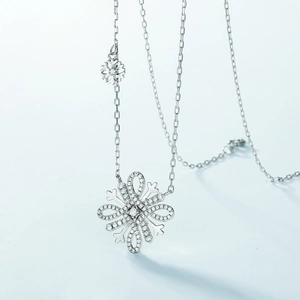 Collier flocon de neige en argent étincelant avec double pendentif et oxydes de zirconium