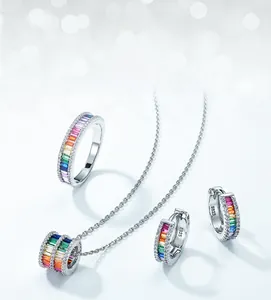Makroaufnahme von S925 Sterlingsilber-Set mit Regenbogen-Zirkonia-Steinen