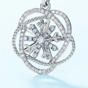 Pendentif flocon de neige en argent S925 avec gemmes colorées et anneaux entrelacés chic