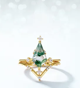 Vue macro d'une bague en agate mousse cerf-volant avec anneau en V doré diamants
