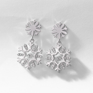 Sparkling S925 sterling silver snowflake earrings with zirconia stones in a winter design